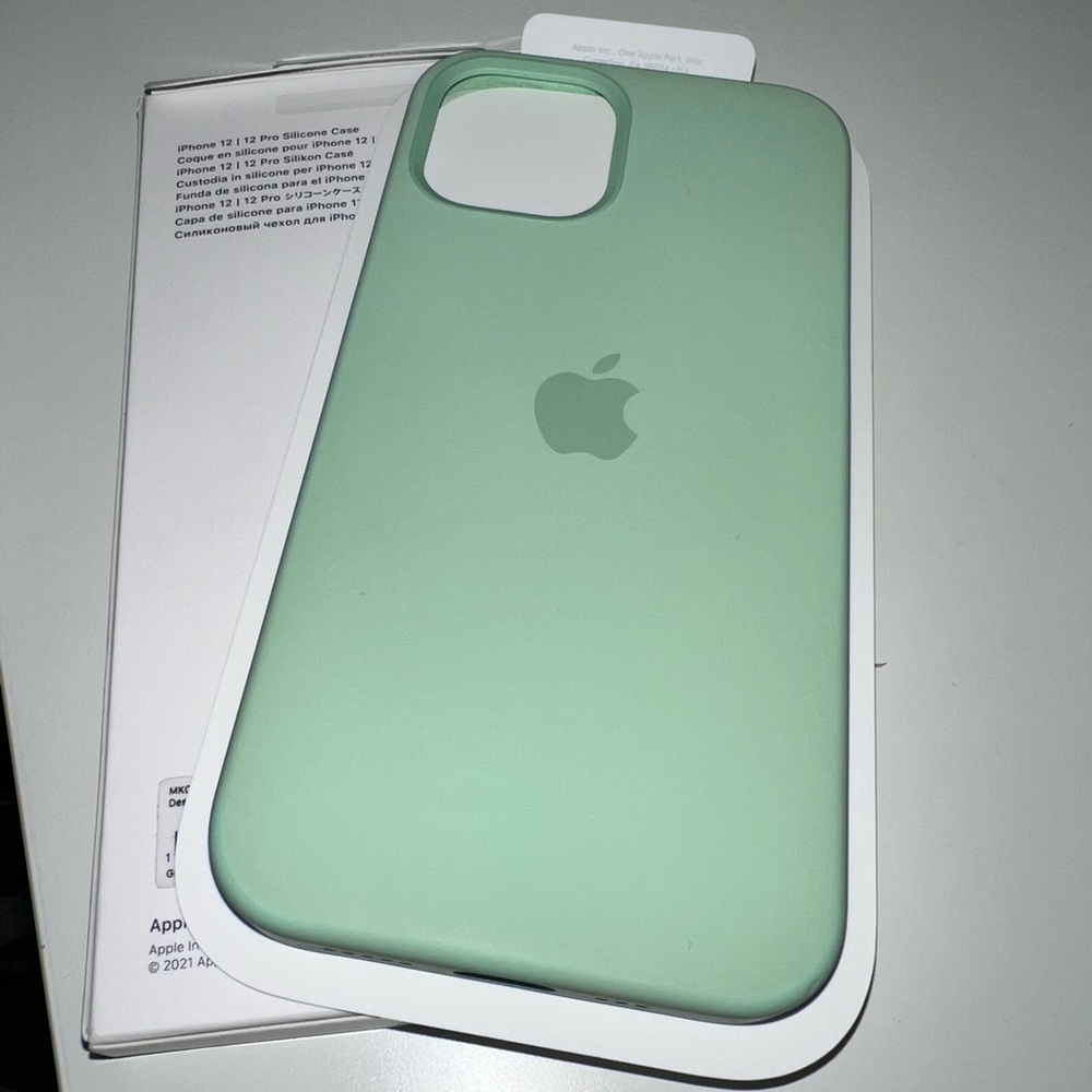 iPhone 12 / 12 Pro Silicone Case Pistachio